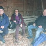 Kurze Rast im Holzunterstand im Gewann Flieger